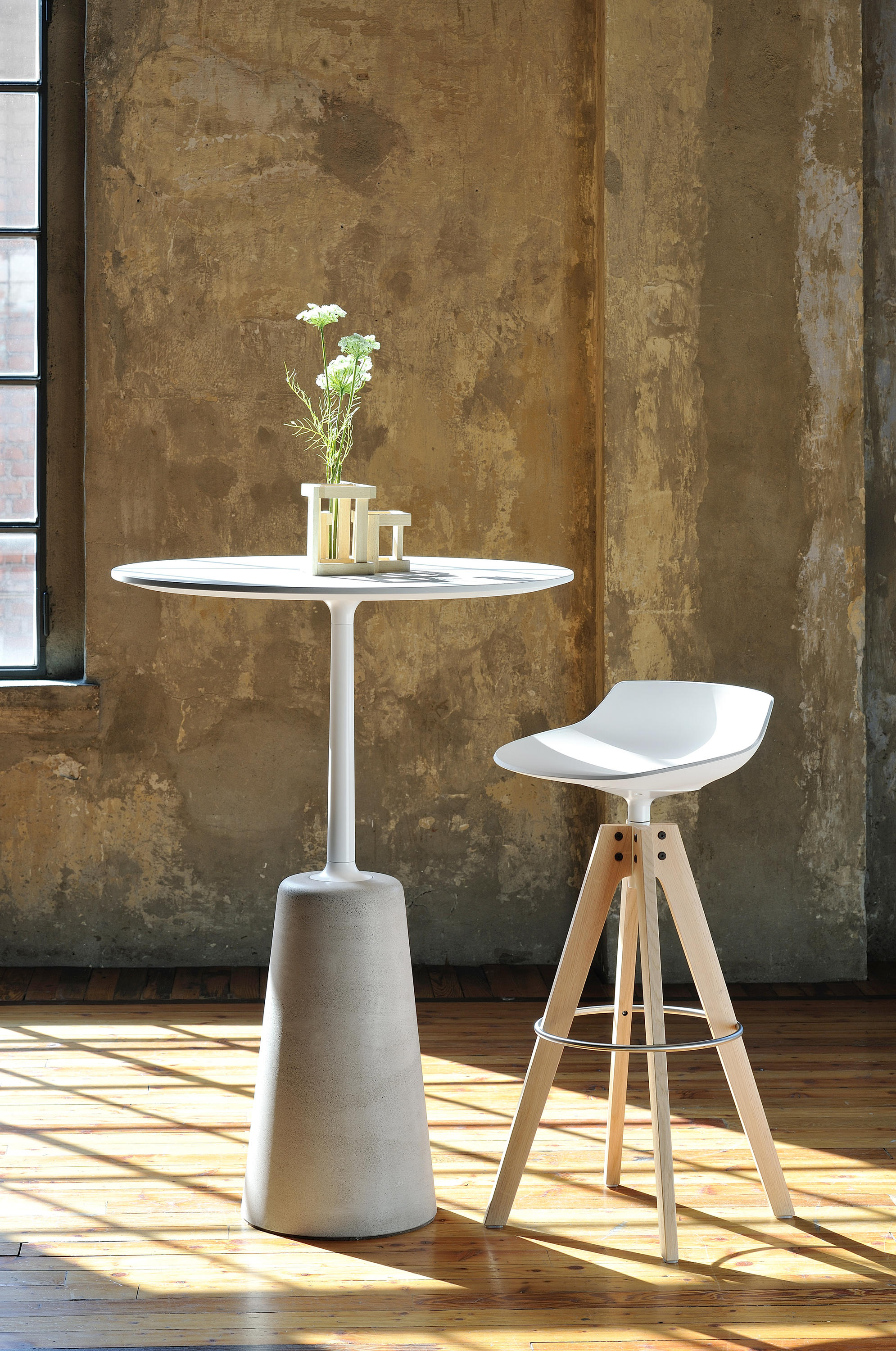 Rock Bar Table | Structure: Cement Anthracite X081 | Tabletop: Brown Oak X076