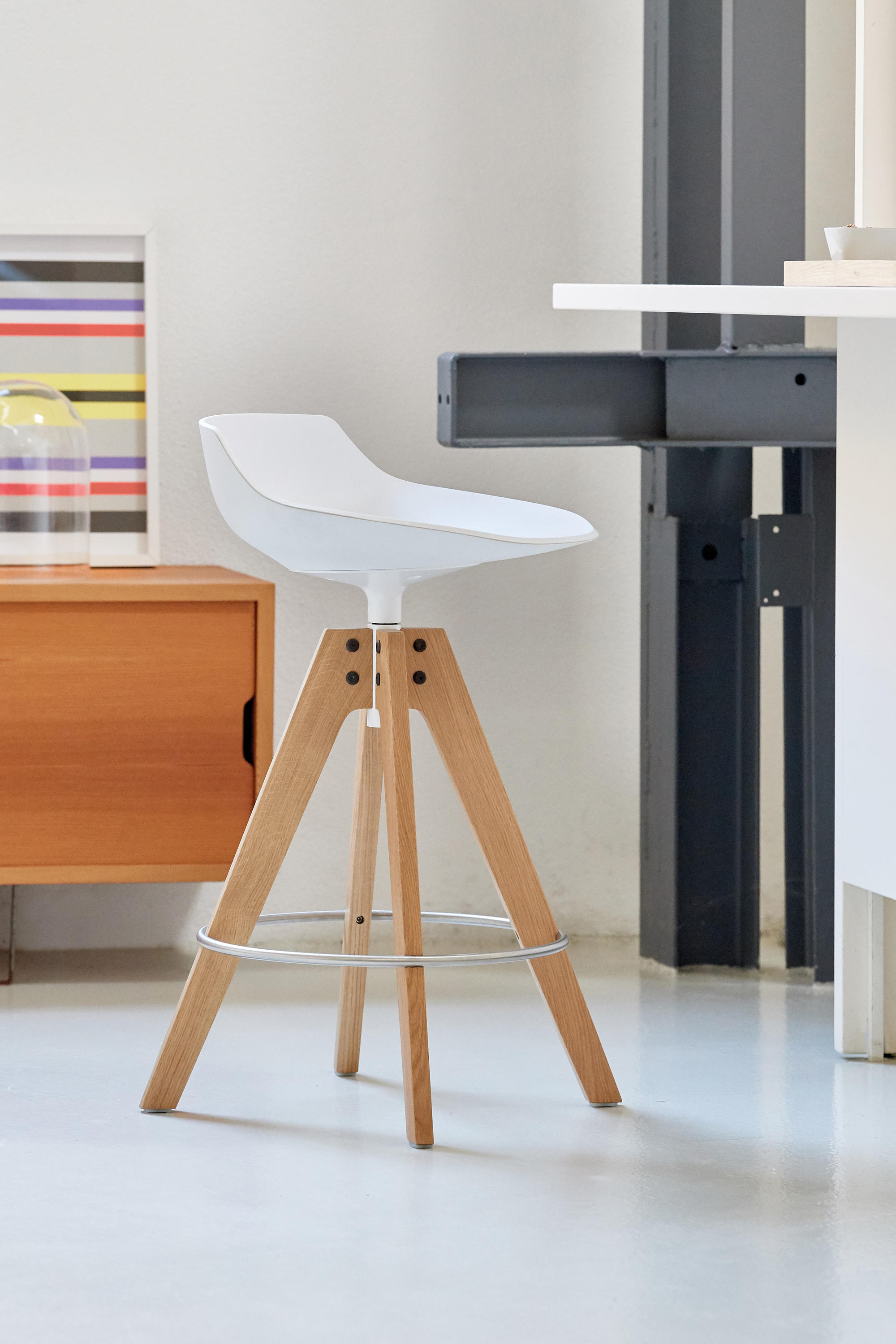 Flow Stool Oak Base | Structure: Natural Oak | Base: White | Dimensions: Height 44 cm