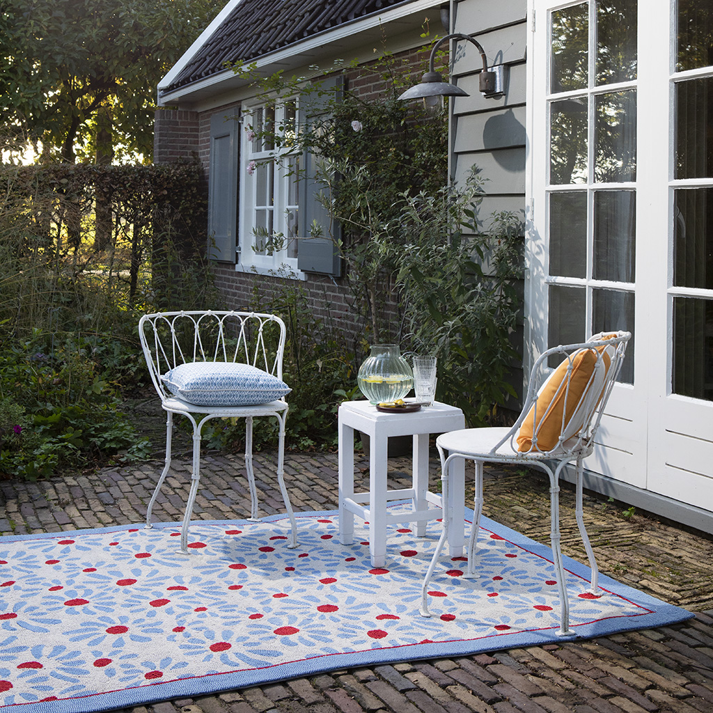 LA Thorncliff Daisy Sky Blu Outdoor Rug