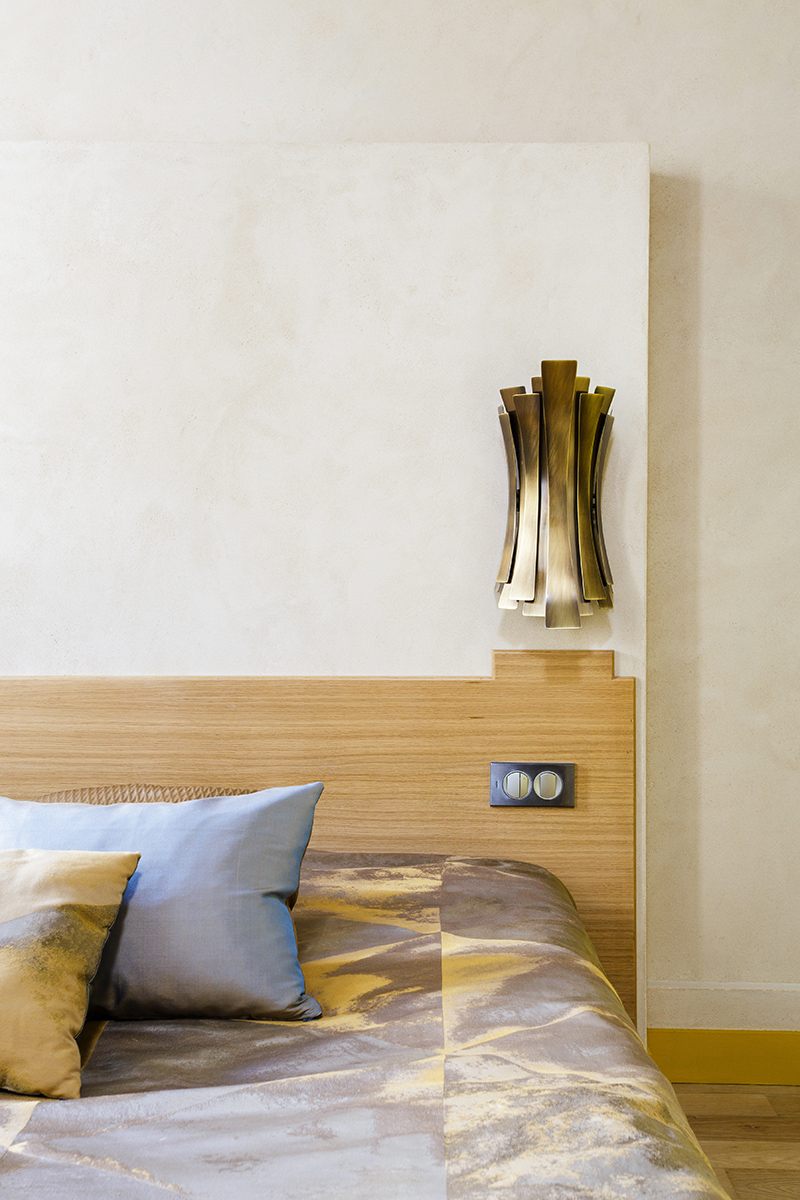 Refined Wall Lamp