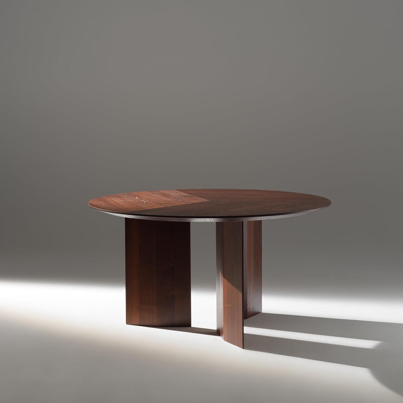 Praia Brown Round Dining Table