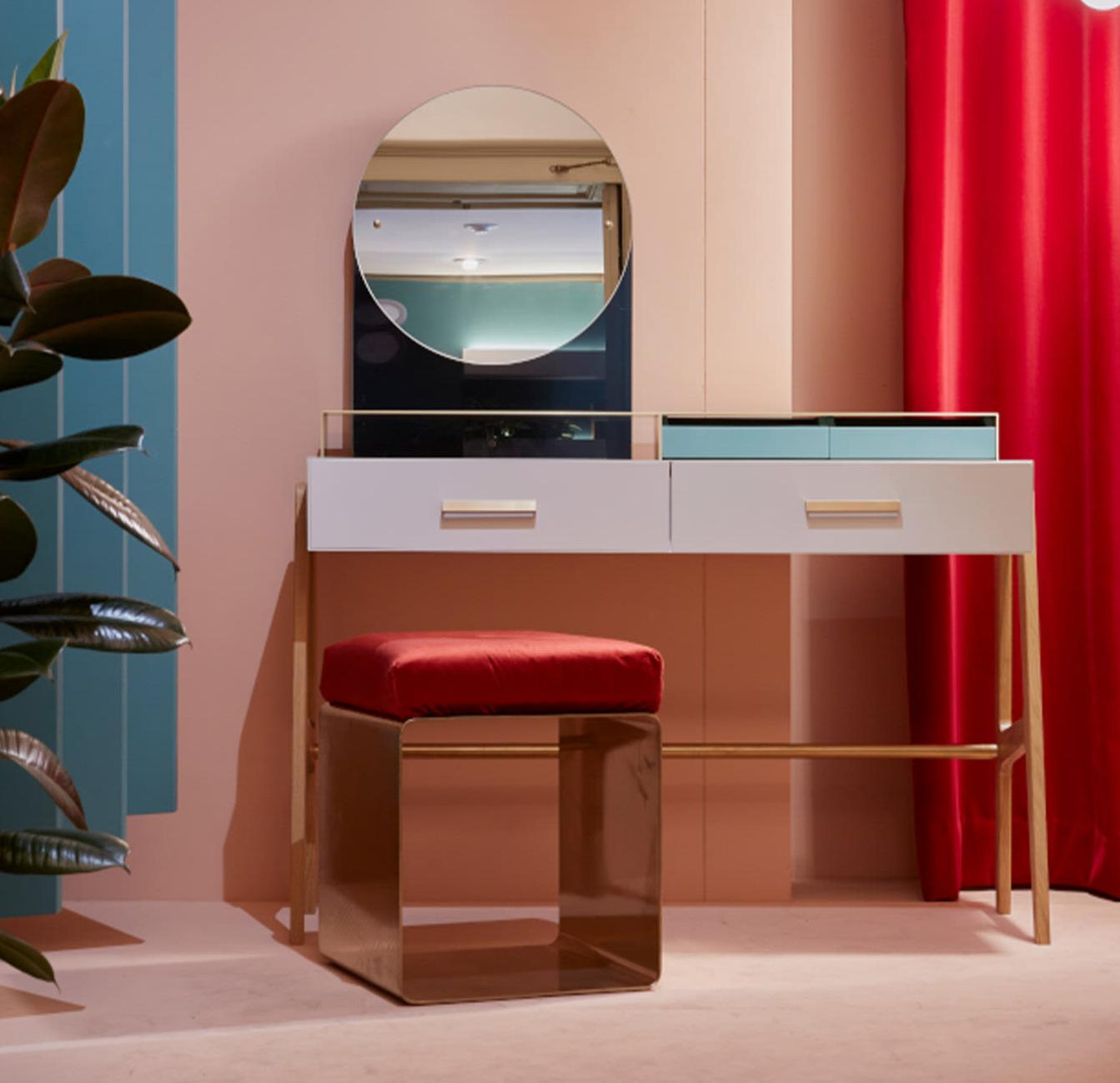 Elegant Dressing Table with Mirror