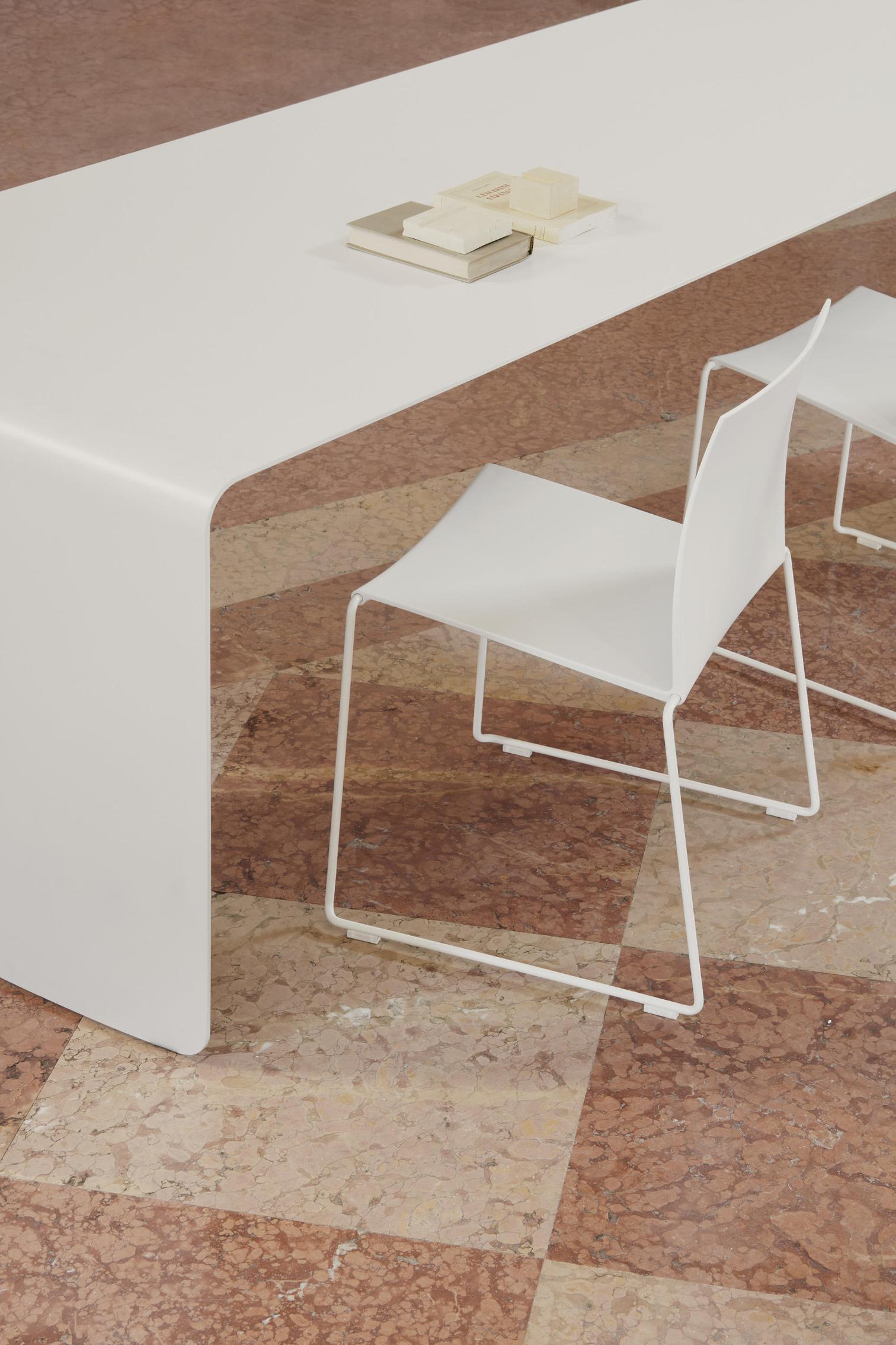 La Grande Table | Colour: Gloss Painted White X060 | Dimensions: 90 x 280 cm