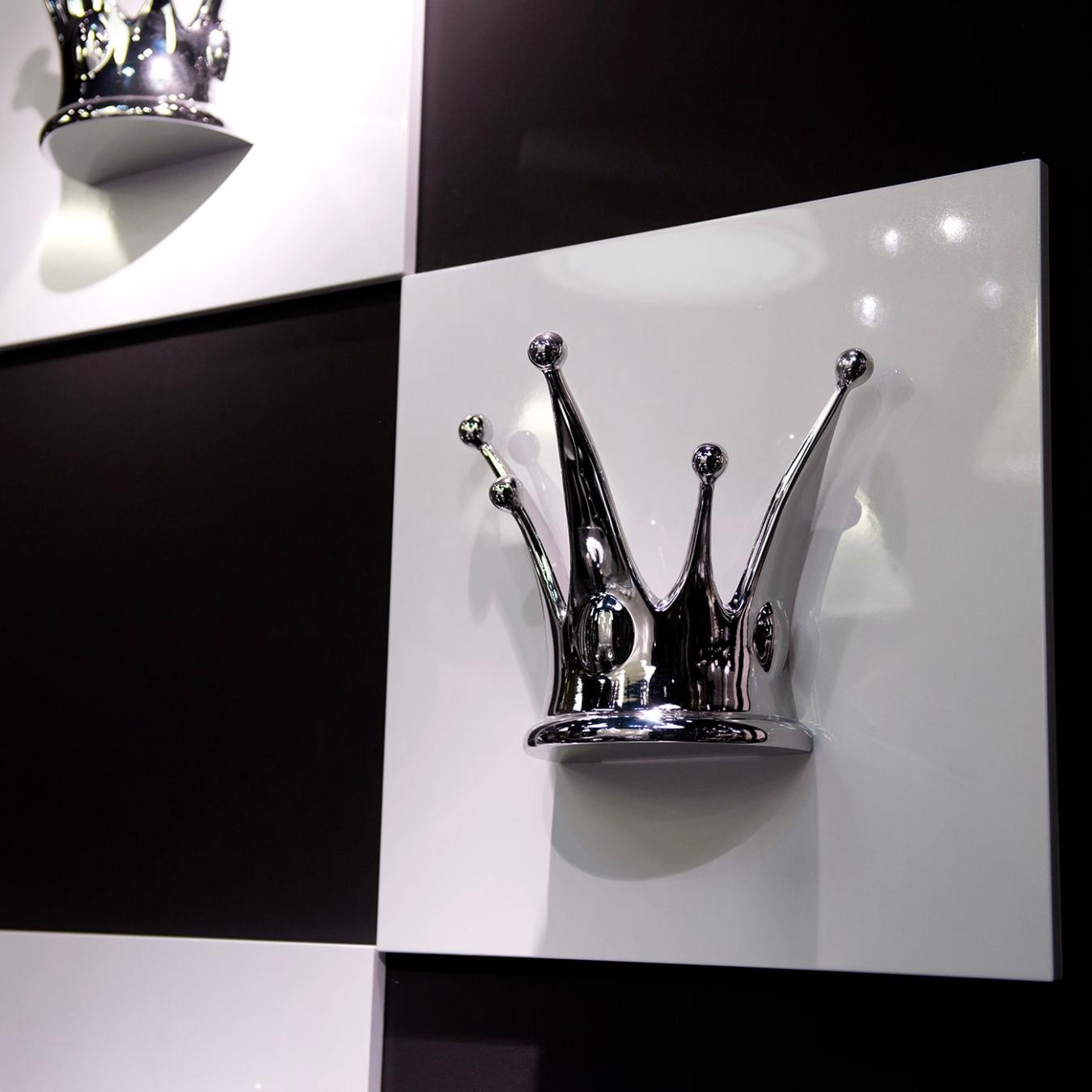 Crown Wall Feature