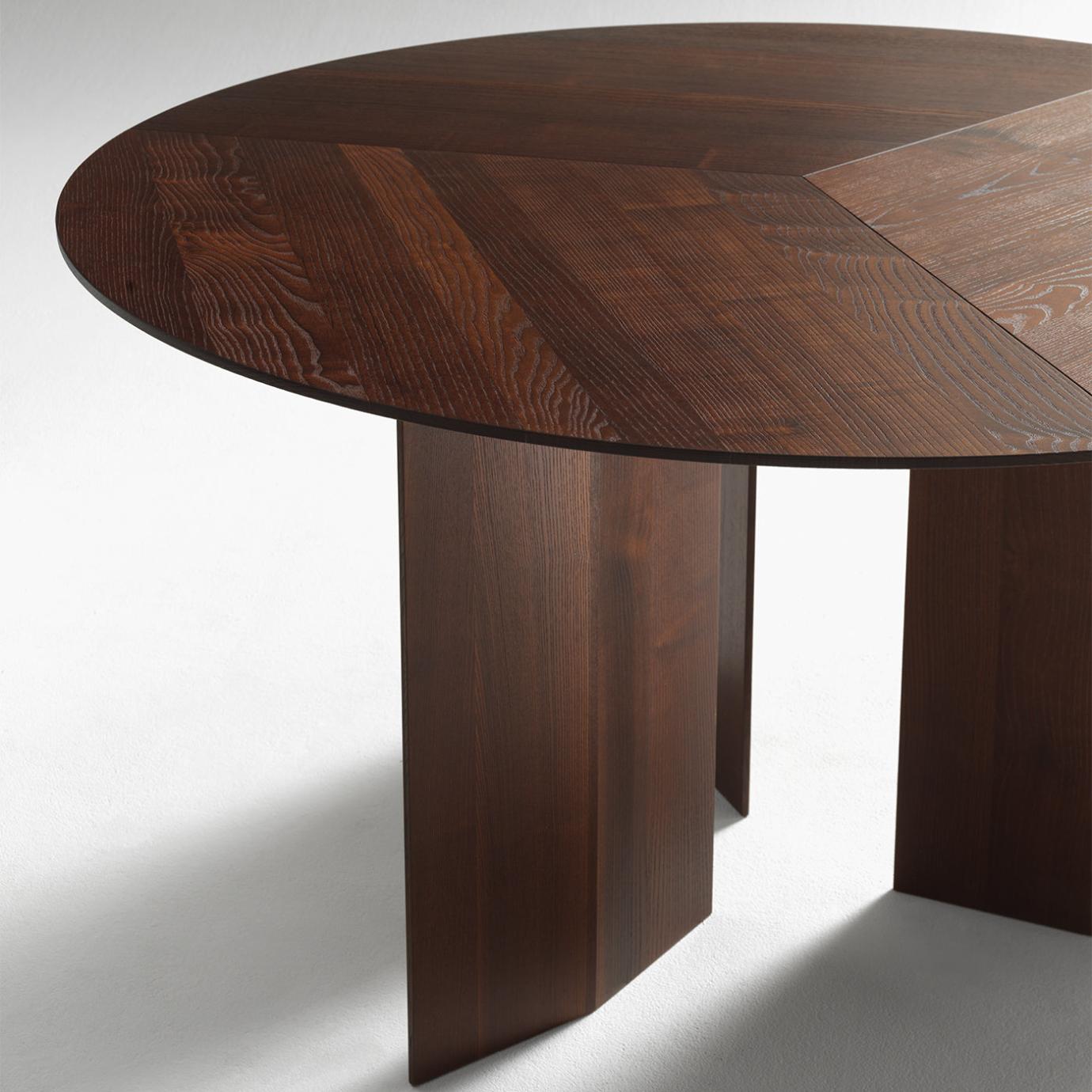Praia Brown Round Dining Table
