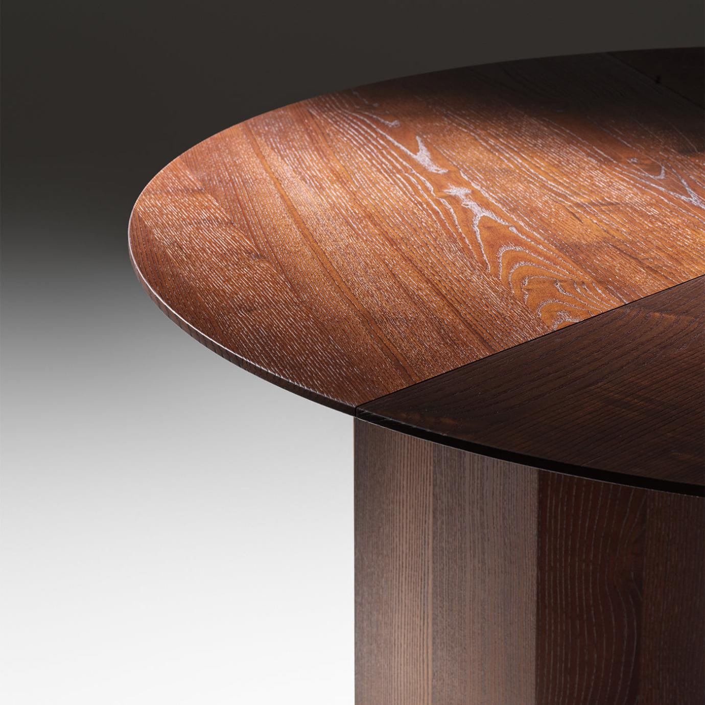 Praia Brown Round Dining Table