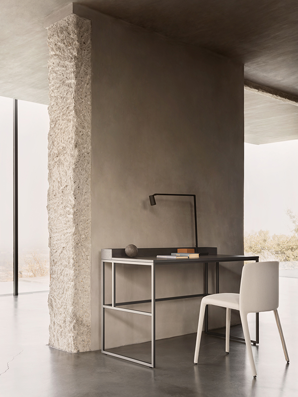 Venti Home Light Table | Structure: Matt Painted Lead Black X138 | Tabletop: Canaletto Walnut