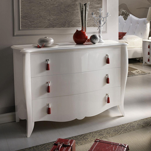 White Lacquered Chest of Drawers