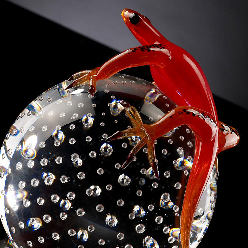 Gecko on Sphere Figure